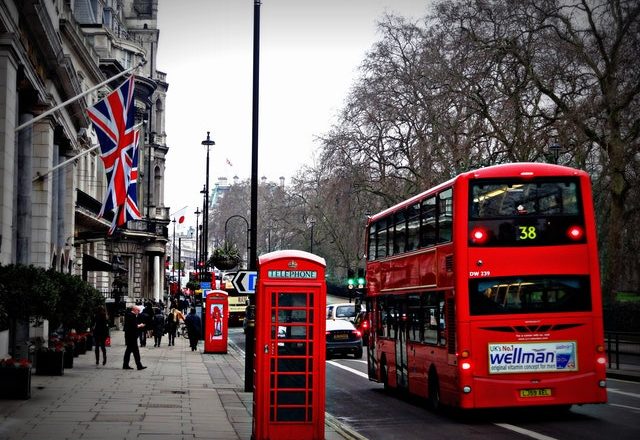 Cambios en los requisitos de cuarentena para los ciudadanos de la Unión Europea y de Estados Unidos que entren en Inglaterra.