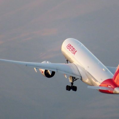 Iberia y Repsol realizan el primer vuelo con biocombustible producido en España con residuos