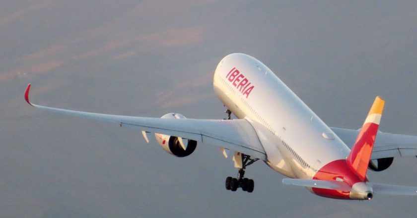 Iberia y Repsol realizan el primer vuelo con biocombustible producido en España con residuos